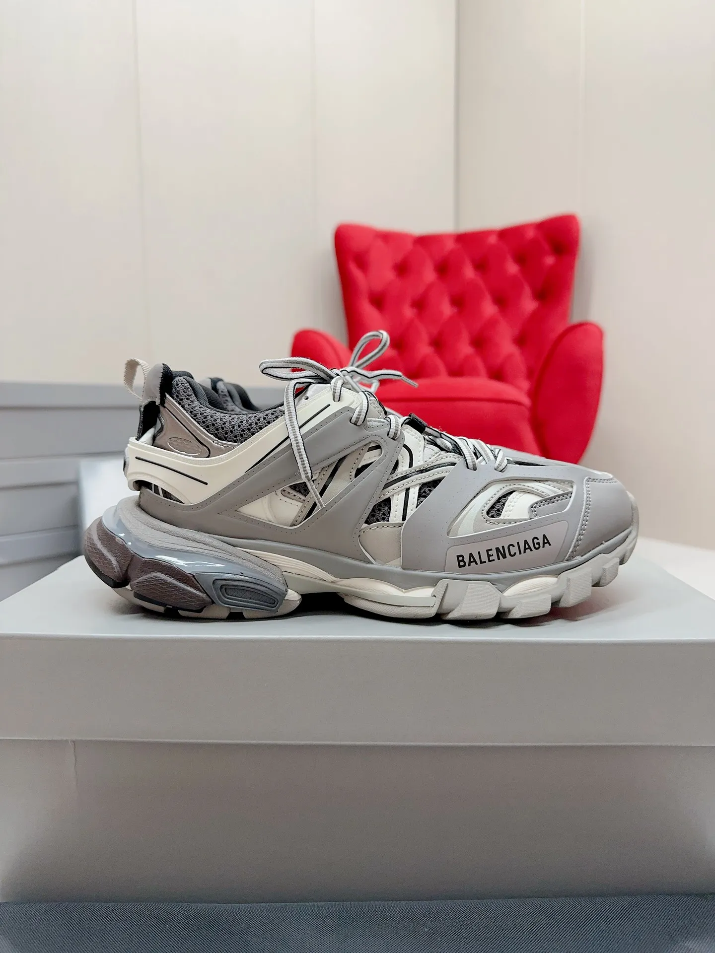 👟👟Ex-factory price 980👟👟 Men's size +10 𝐁𝐚𝐥𝐞𝐧𝐜𝐢𝐚𝐠𝐚|||𝐭𝐫𝐚𝗰𝐤 series 𝟑.𝟎Three generations of sports dad shoes‼ ️ [Top high-end quality from Dongguan Factory] Balenciaga dad shoes ~ super fashionable ~ full and three-dimensional shoes ~ amazing lines ~ very soft and light on the feet ~ super comfortable ~ versatile for commuting ~ can be paired with mid-calf socks, bell bottoms, wide-leg pants, overalls, very high-end ~ very manly and handsome ~ suitable for spring, summer, autumn and winter all year round... ⇢✈ Upper: Exclusive 1:1 original molded custom imported technical fabric mesh + imported cloth + 3M reflective strips [composed of 108 sub-pieces] ⇢✈Inner lining: Breathable mesh ⇢✈Outsole: Exclusive 1:1 original molded PU+TPU+EVA+rubber, a total of 13 sets of grinding tool combinations ⚠️Difference in market currency ~ high-end quality is definitely different ⇢✈𝐒𝐈𝐙𝐄Females: 35, 36, 37, 38, 39, 40 ⇢✈𝐒𝐈𝐙𝐄Men: 39, 40, 41, 42, 43, 44, 45